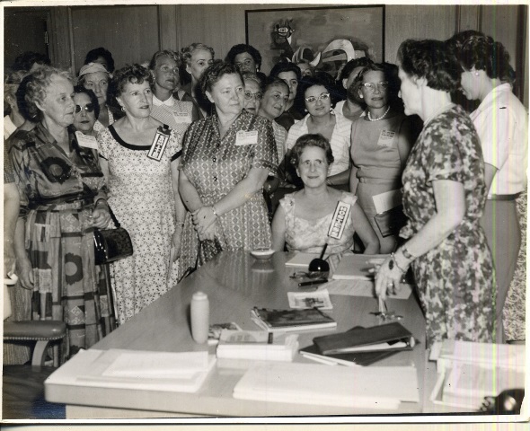 Foto de La directora María Teresa Freyre de Andrade explica a las delegadas las funciones de la Biblioteca, octubre de 1959. Fondos BNCJM